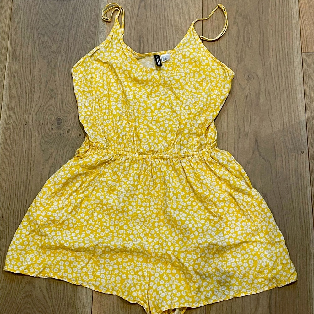 CUTE AND FLOWY YELLOW FLORAL ROMPER🐝🌼